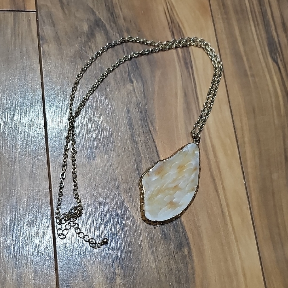 Gold and Cream Pendant Necklace